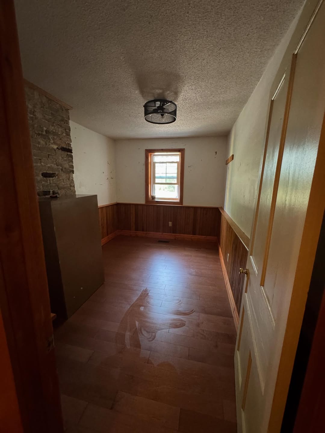 Why should I hire professionals to remove wallpaper?