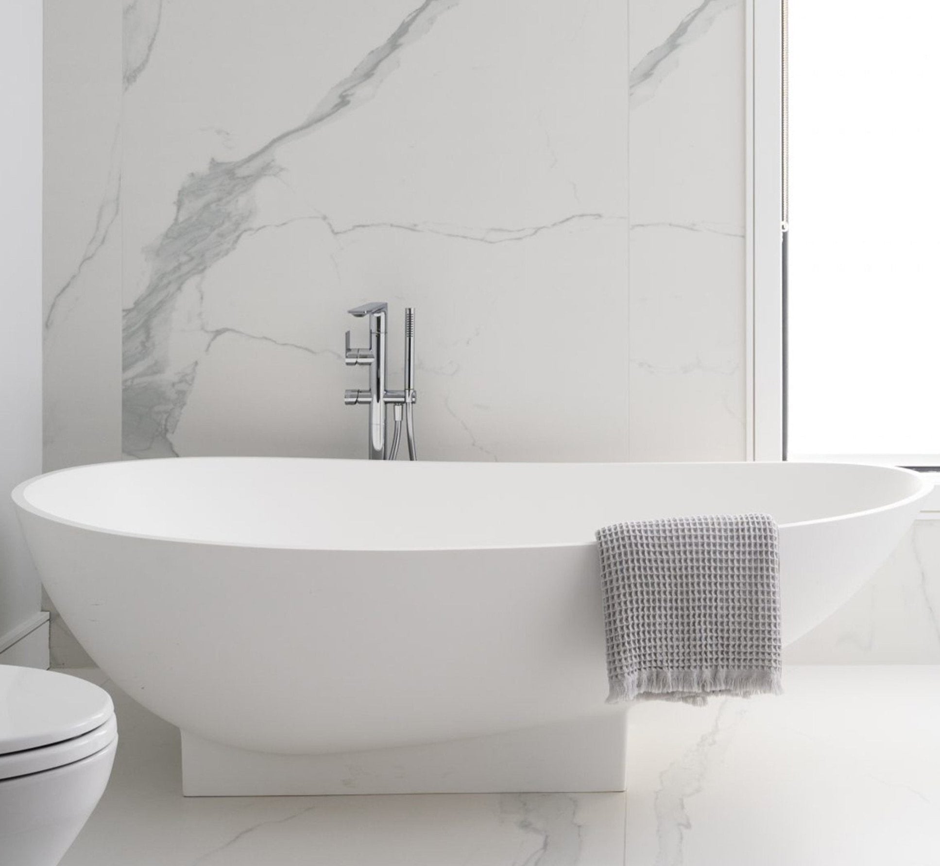 71" Rounded Solid Surface Freestanding Bathtub